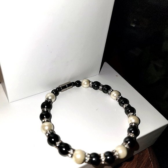 Hematite Pearl Rhinestone Magnetic Braclet Excellent condition Rare Vintage - Picture 5 of 5